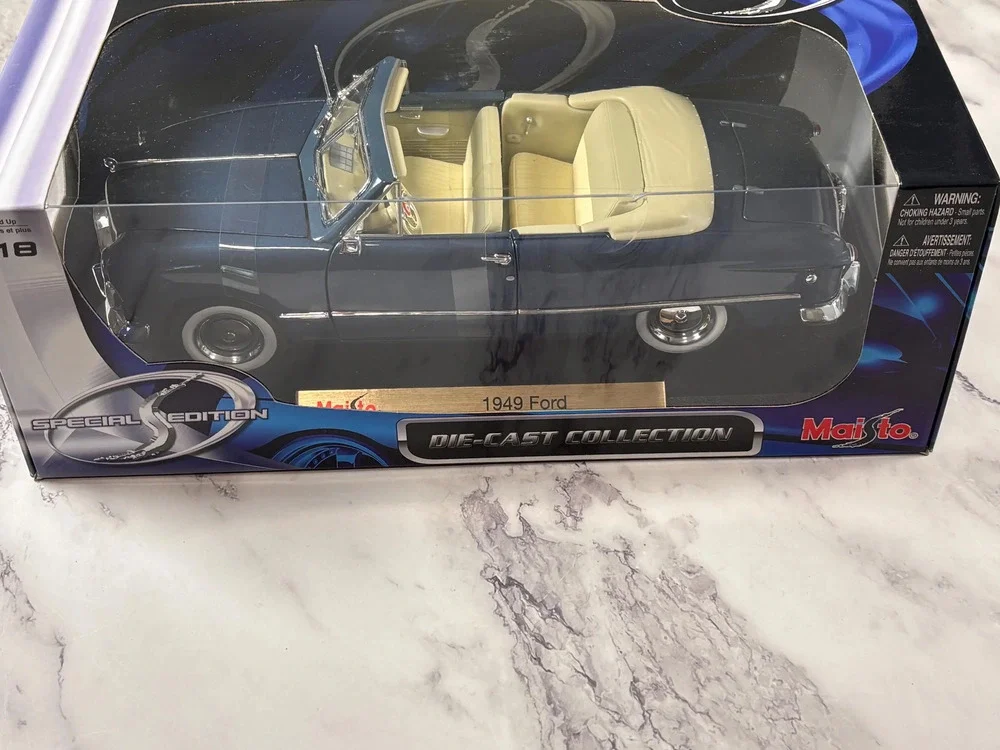 Maisto 1:18 scale 1949 Blue Ford Deluxe Convertible Special Edition Diecast New